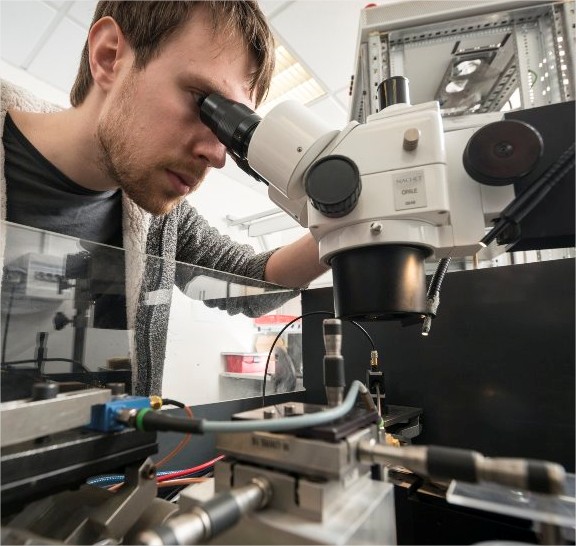 Observation à l'aide d'une loupe binoculaire de deux lasers monolithiques -  FIRST-TF